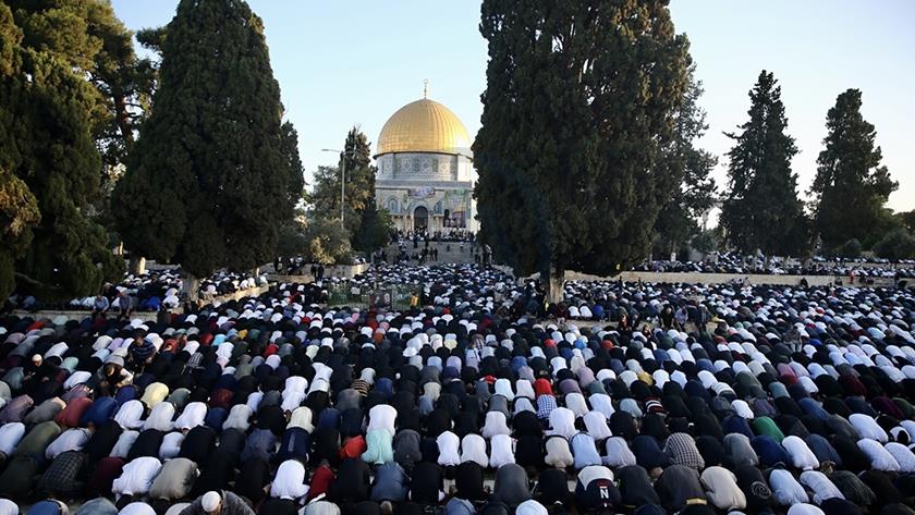 Iranpress: Over 100 K Palestinians perform Eid al-Fitr prayer in Al-Aqsa Mosque