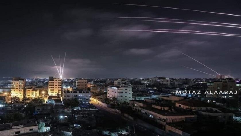 Iranpress: Palestine fires dozens of rockets into Tel Aviv