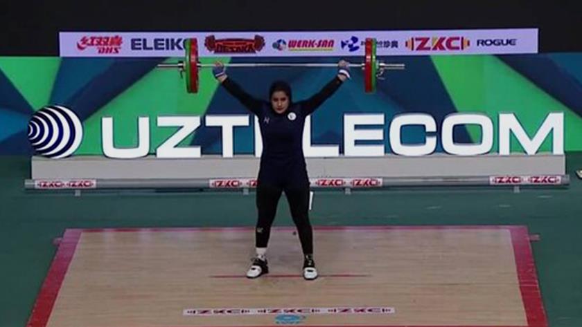 Iranpress: Iranian woman claims first-ever world medal in weightlifting