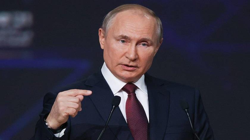Iranpress: Putin: US actions damage dollar as a reserve currency