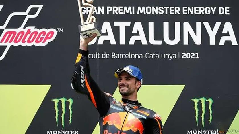 Iranpress: Spain MotoGP: Oliveira holds on to score KTM