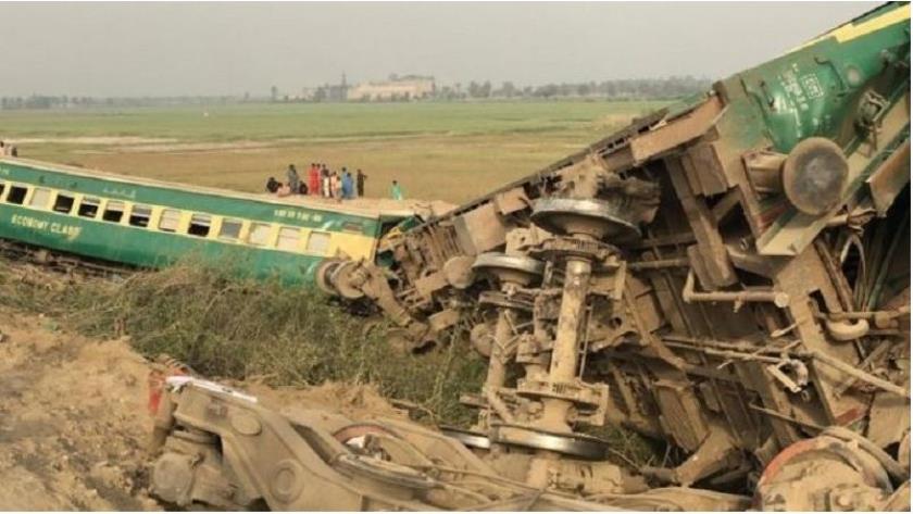 Iranpress: Two trains collide in southern Pakistan, killing at least 35 people