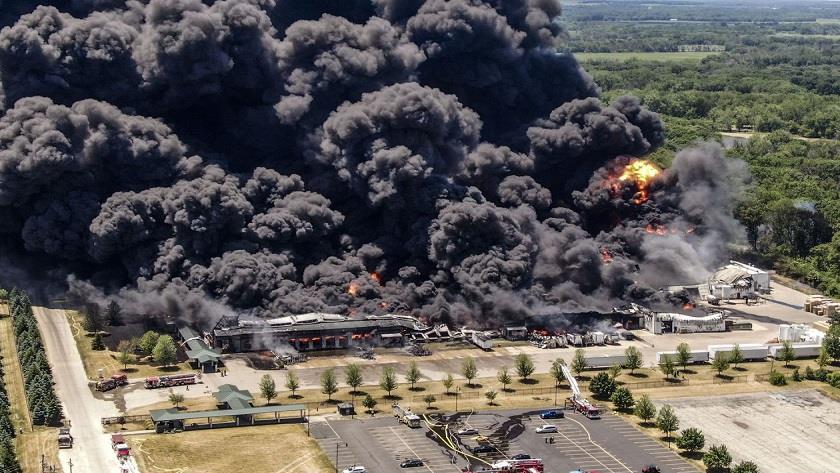 Iranpress: Massive fire engulfs chemical-plant in Illinois, US