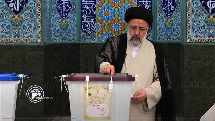 Iranpress: Presidential hopeful Ebrahim Raisi casts his ballot in Shahr-e-Rey