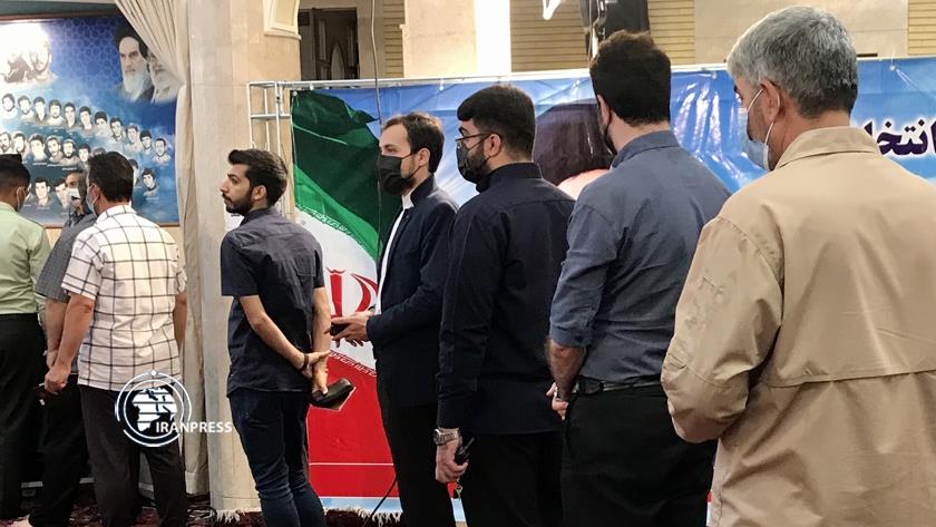 Iranpress: People of Tabriz take part in elections