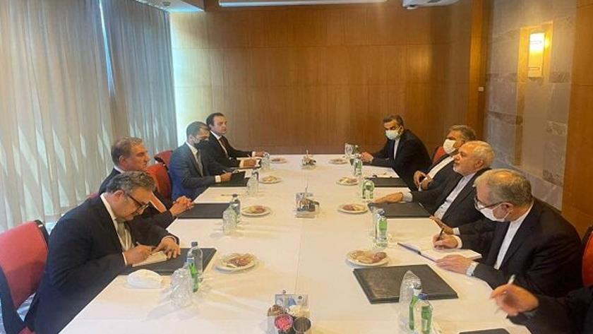Iranpress: Zarif meets with Pakistani Foreign Minister
