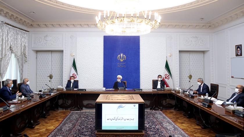 Iranpress: Rouhani stresses using foreign exchange resources to accelerate public vaccination