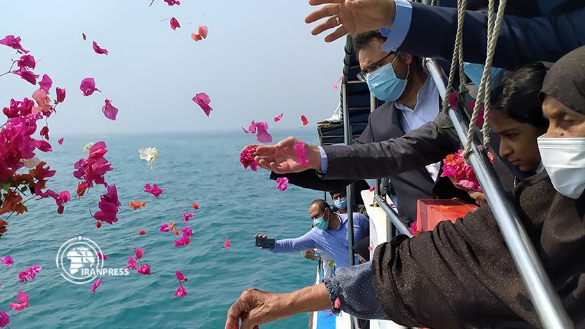 Iranpress: Persian Gulf showered with Rose petals to commemorate July 3 tragedy