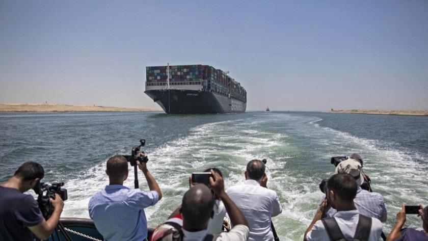 Iranpress: Suez Canal: Megaship leaves waterway after compensation deal struck