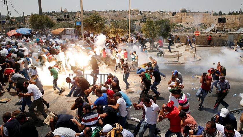 Iranpress: Zionist militants attack Palestinian worshipers