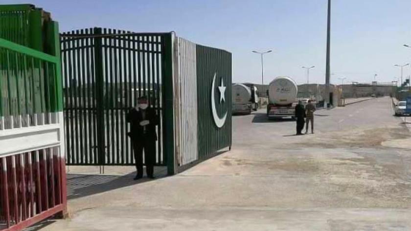 Iranpress: Iran imposes severe Coronavirus restrictions on borders