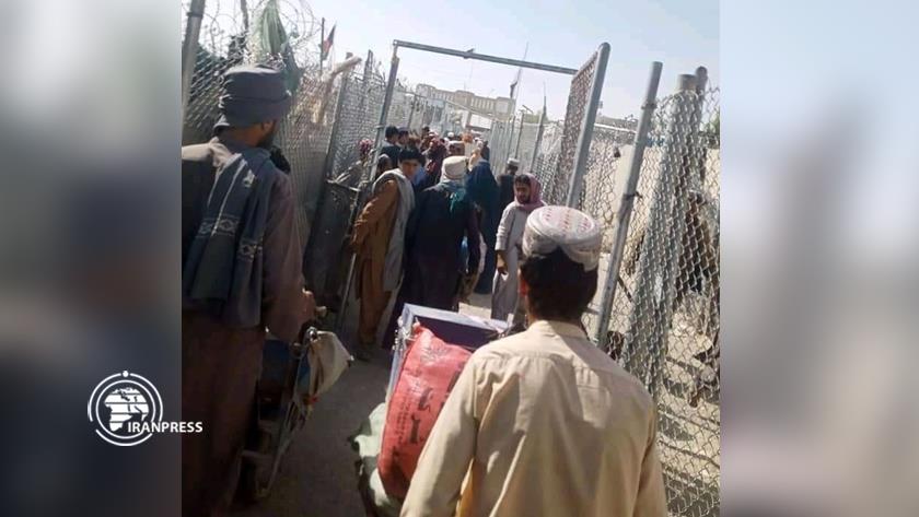 Iranpress: Afghan refugees gather at Spin Boldak border to enter Pakistan