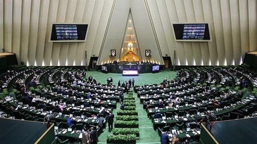 Iranpress: Parl. approves general points of bill for obliging executive bodies to respond to MP