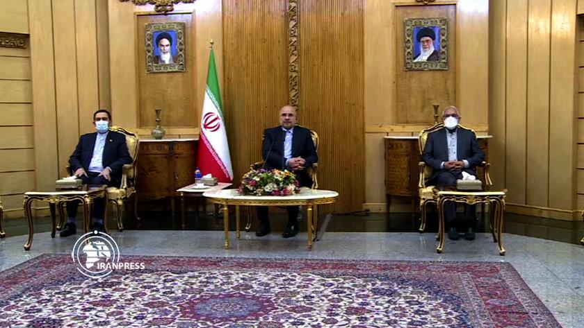 Iranpress: Iran,Syria agree on developing economic ties 