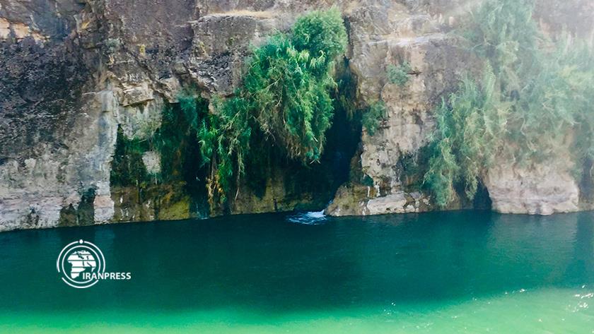 Iranpress: Seimare River, natural beauty engulfed by rocks 