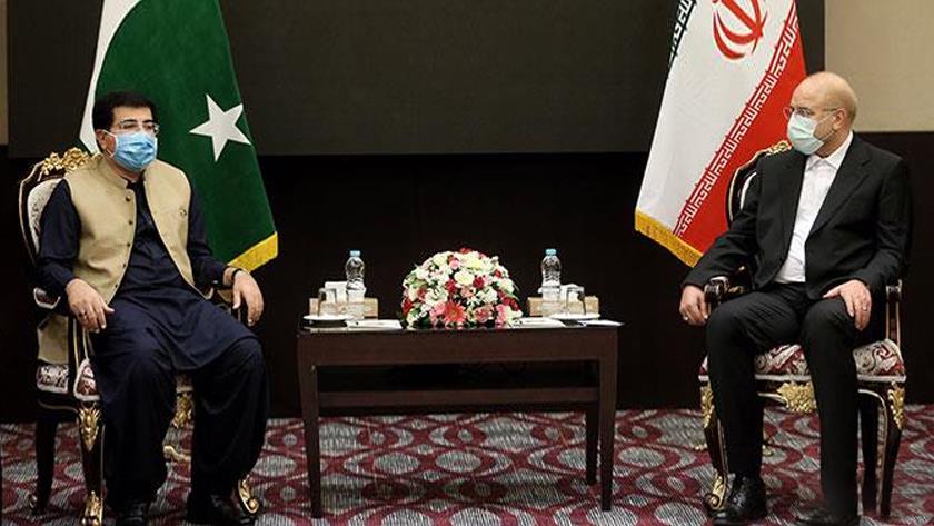 Iranpress: Extending ties with neighbouring, Muslim countries, priority of Iran