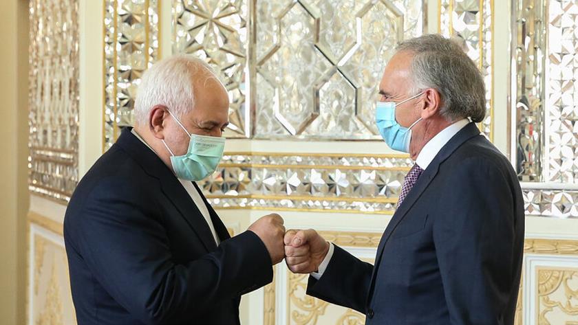 Iranpress: Zarif calls for taking clear stance on Afghanistan