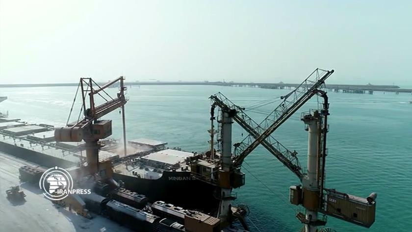 Iranpress: Shahid Rajaee Port works full time to import basic goods