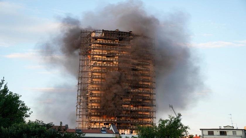 Iranpress: Italy: Huge fire engulfs high-rise flats in Milan