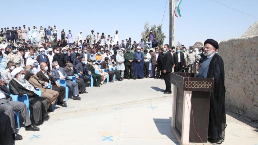 Iranpress: Raisi urges rapid organization of border markets in southeastern Iran