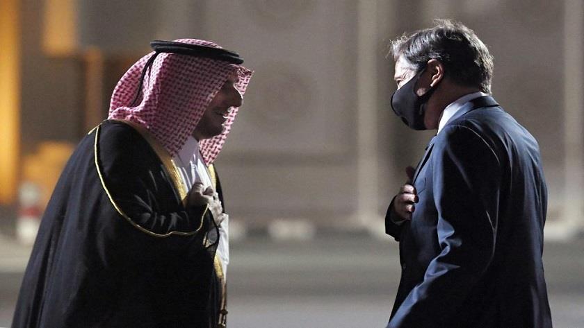 Iranpress: US Secretary of State meets Qatari Emir in Doha