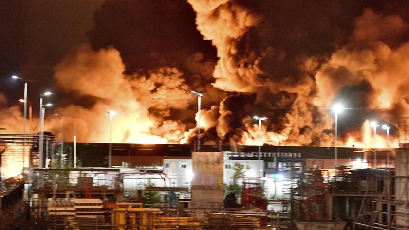 Iranpress: Acid tank on fire at French metallurgical plant