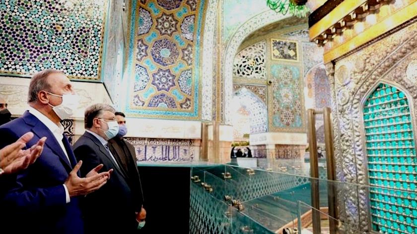 Iranpress: Iraqi PM visits Imam Reza Shrine in Mashhad