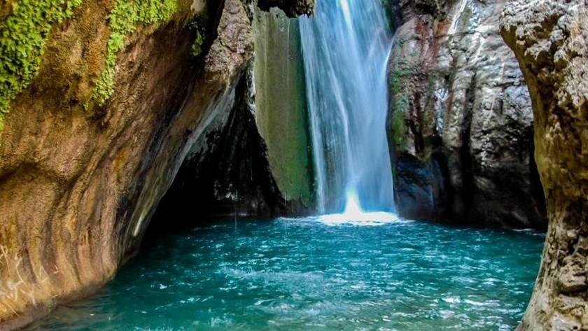 Iranpress: Visiting Tang Tamoradi waterfall, unforgettable memory