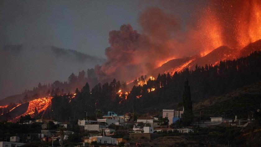 Iranpress: Thousands evacuated as Canary Island volcano erupts