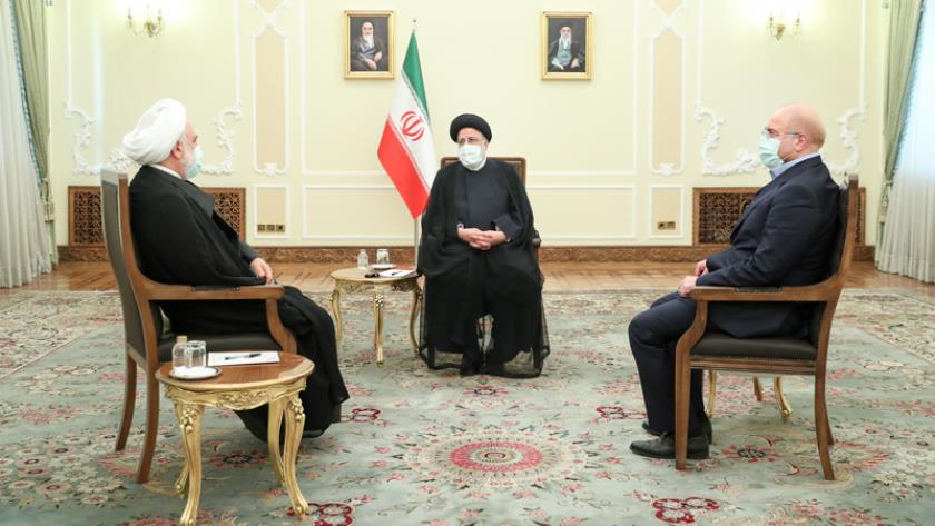 Iranpress: Raisi hosts meeting of three branches