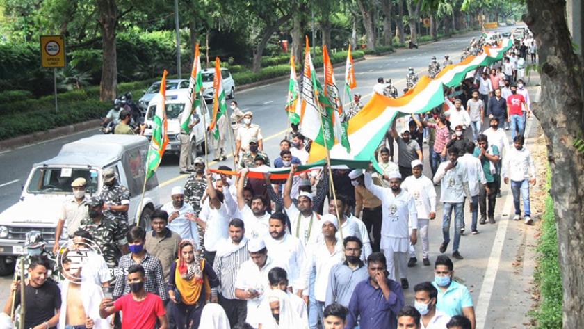 Iranpress: Indians march on Mahatma Gandhi