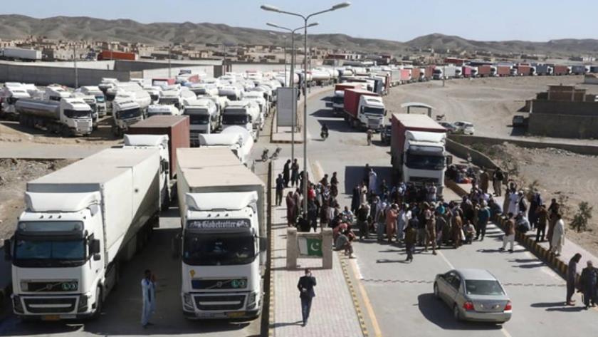 Iranpress: Iran-Pakistan border reopened for traders, students