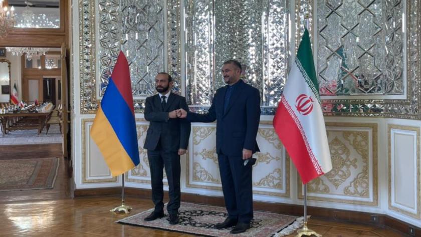 Iranpress: Iranian, Armenian FM hold talks on recent regional issues