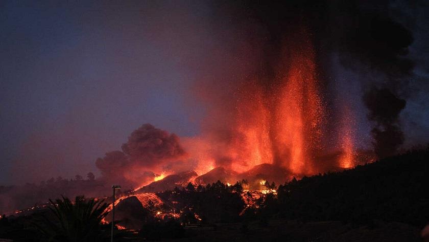 Iranpress: Spain: Hundreds flee as red-hot lava threatens homes in La Palma