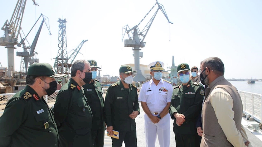 Iranpress: Iran, Pakistan agree to maintain ships and submarines