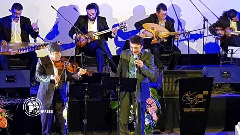 Iranpress: Watch traditional Iranian concert of Eftekhari