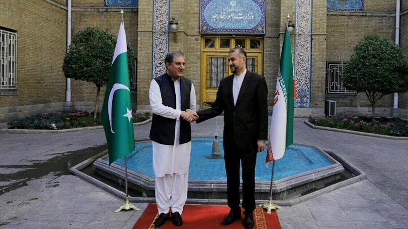 Iranpress: Iran, Pakistan FMs meet, exchange views on bilateral issues 