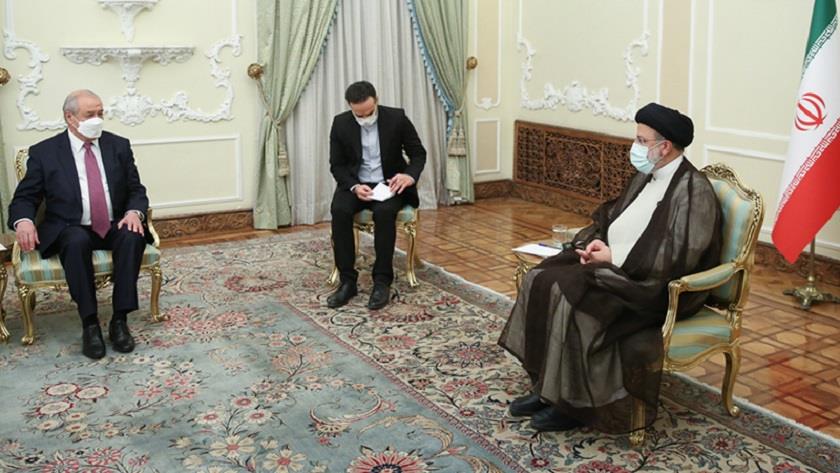 Iranpress: Raisi: Iran sees no restriction on developing relations with Uzbekistan
