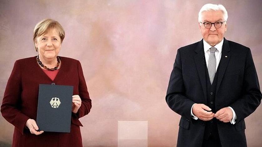 Iranpress: German Pres. presents Angela Merkel with resignation papers
