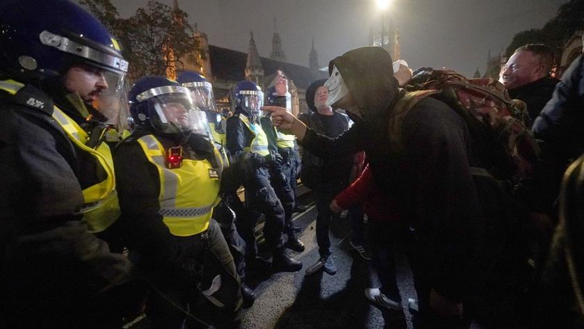 Iranpress: Mask-wearing protesters clash with police in London
