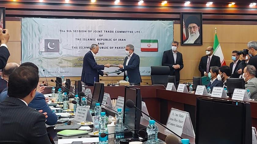 Iranpress: Tehran hosts 9th meeting of Iran-Pakistan Trade Committee