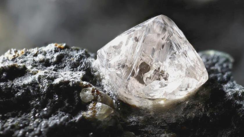Iranpress: Diamond hauled from deep inside Earth has taken attention of scientists