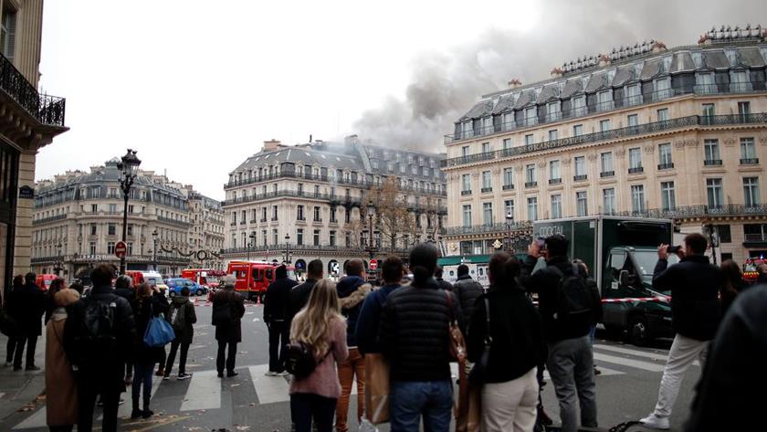Iranpress: Fire breaks out in historical Buildings in central Paris 