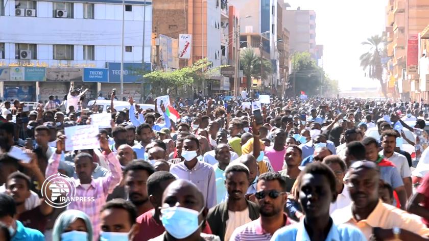 Iranpress: Sudanese people protest against agreement to return Hamdok as Prime Minister