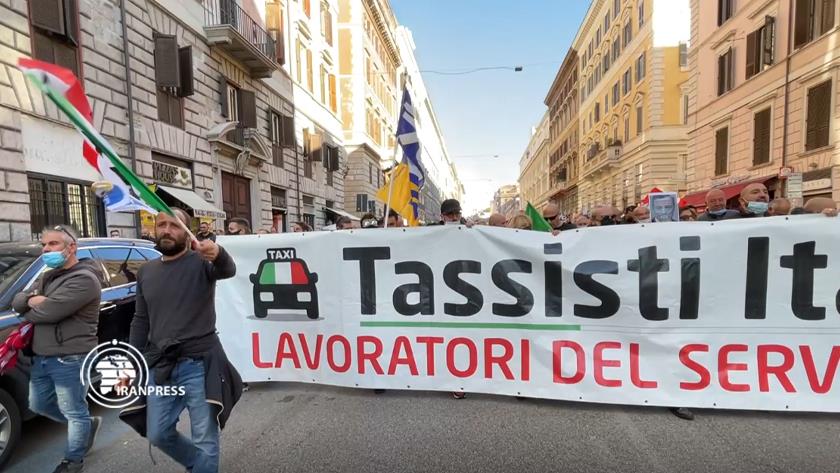 Iranpress: Italian Taxi drivers stage rally for better working conditions