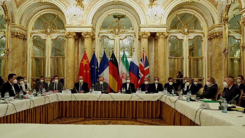 Iranpress: Differences shrinking in Vienna talks: Top negotiator