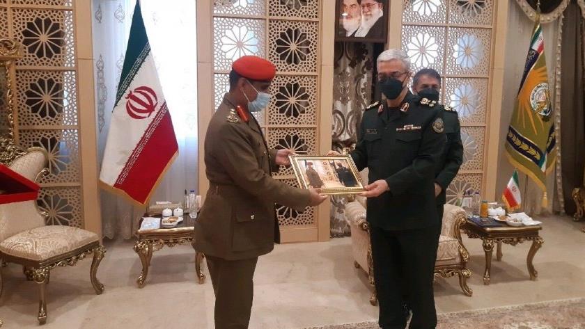 Iranpress: Iran, Oman officials discuss expansion of bilateral relations 