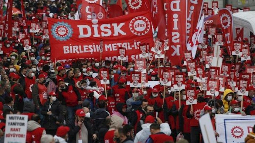 Iranpress: Thousands protest in Turkey against economic crisis