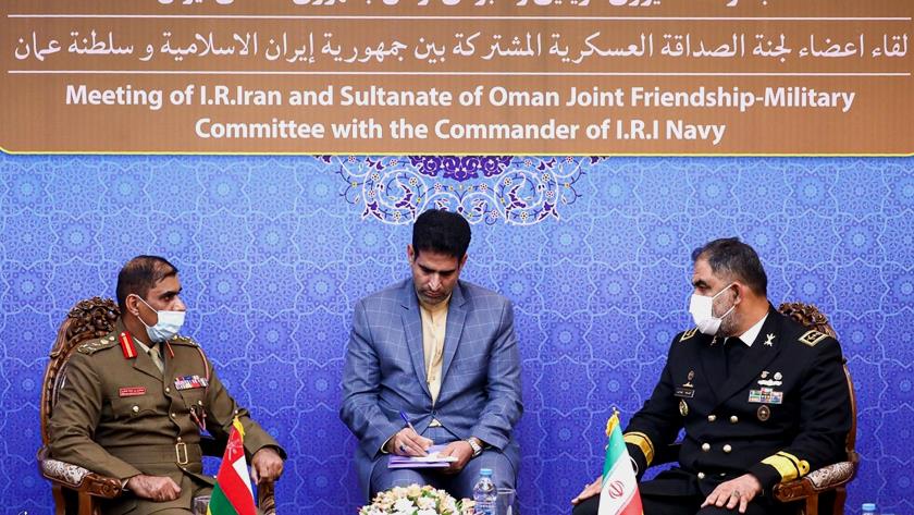 Iranpress: Iranian navy cmmdr praises Iran-Oman relations