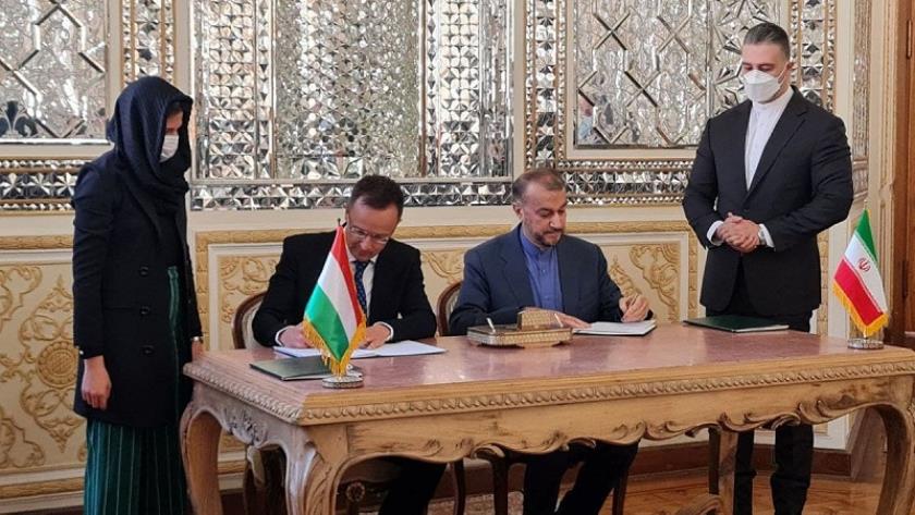Iranpress: Iran, Hungary singe three MoU